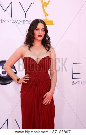 Лос-Анджелес - 23 сентября: Кэт Деннингс прибывает в 2012 Emmy Awards в театре Nokia на 23 сентября