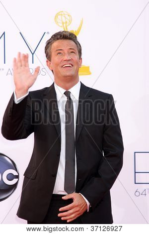Лос-Анджелес - 23 сентября: Мэтью Перри прибывает в 2012 Emmy Awards в театре Nokia на 2 сентября