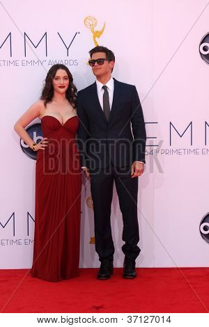 Лос-Анджелес - 23 сентября: Кэт Деннингс прибывает в 2012 Emmy Awards в театре Nokia на 23 сентября