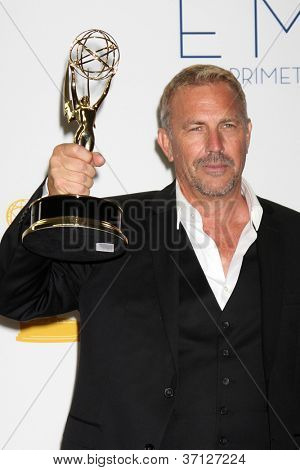 LOS ANGELES - SEP 23: Kevin Costner nella sala stampa del 2012 Emmy Awards al Nokia Theater su S