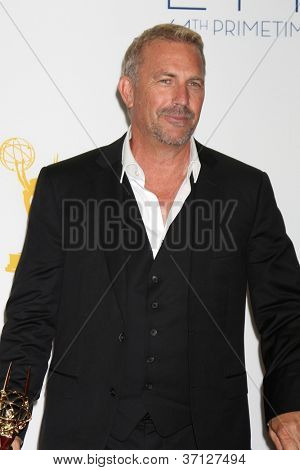 LOS ANGELES - SEP 23: Kevin Costner nella sala stampa del 2012 Emmy Awards al Nokia Theater su S