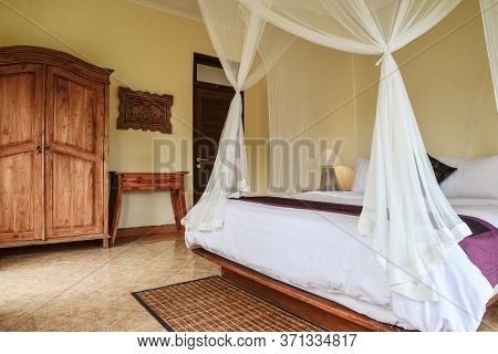 Cozy Canopy Bed In Bedroom