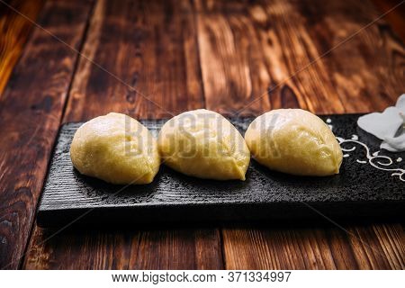 Korean Steamed Pjan-se Pigodi Pies With Cabbage And Meat , Horizontal