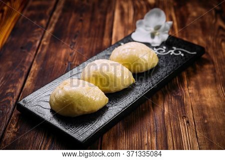 Korean Steamed Pjan-se Pigodi Pies With Cabbage And Meat , Horizontal