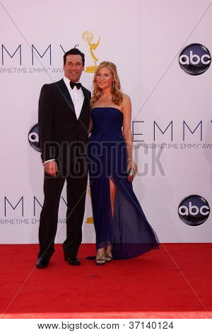 LOS ANGELES - 23 SEP: Jon Hamm, Jennifer Westfeldt llega a los premios Emmy de 2012 en el Nokia Theater