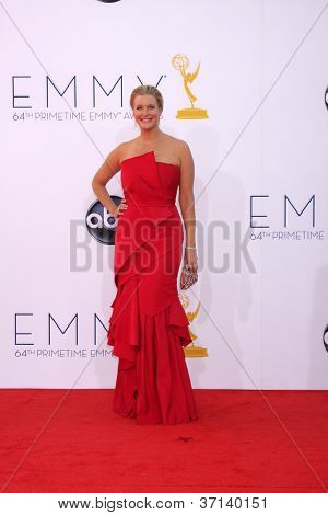 LOS ANGELES - 23. September: Anna Gunn kommt bei den 2012 Emmy Awards im Nokia Theater am 23. September 2