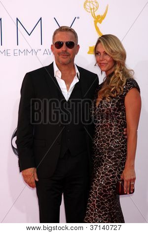 LOS ANGELES - SEP 23: Kevin Costner arriva al 2012 Emmy Awards al Nokia Theater il 2 settembre