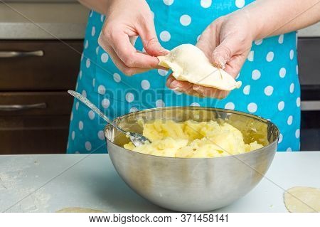 Cooking Vegetarian Dumplings With Mashed Potatoes (kreplach, Jewish Ravioli) In Home Kitchen. Step 1