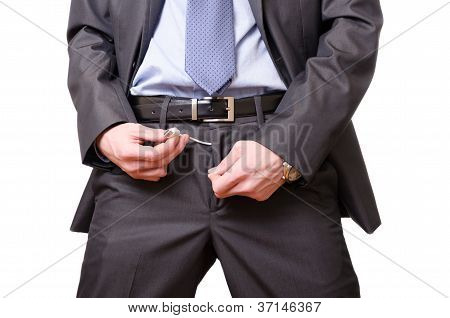 Joven empresario burlonamente tira un Cable Usb de su pantalón.