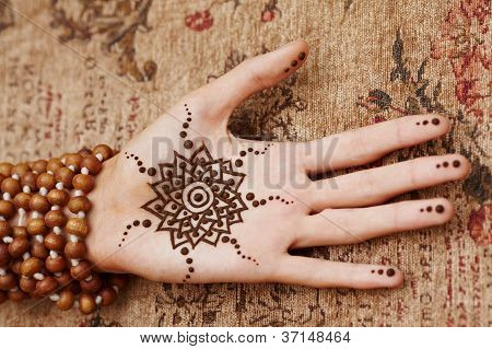 Henna ศิลปะบนมือของผู้หญิง
