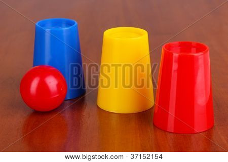 Tryllekunstner på træ baggrund