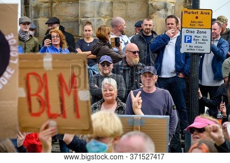 Richmond, North Yorkshire, Uk - June 14, 2020: Angry Counter Protesters Gather In Richmond Marketpla