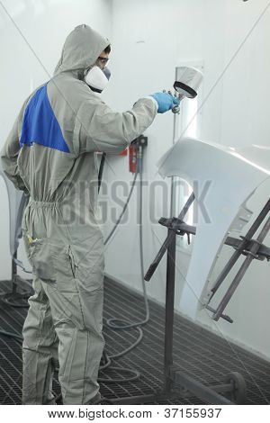 Pintor pinta el ala