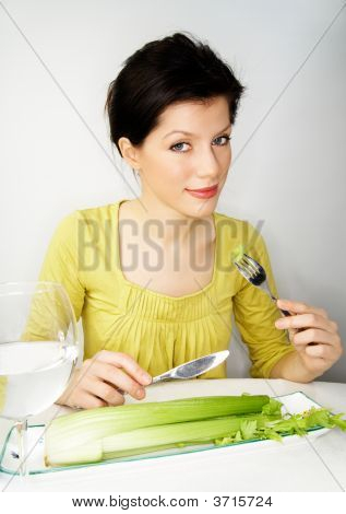 물과 샐 러 리와 함께 아침 식사