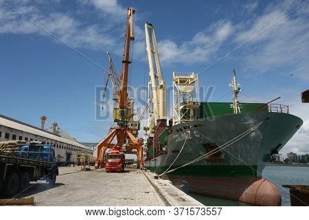 Ilheus, Bahia / Brazil - March 26, 2012: Workers Are Seen Disembarking Cocoa Beans At The Port Of Il