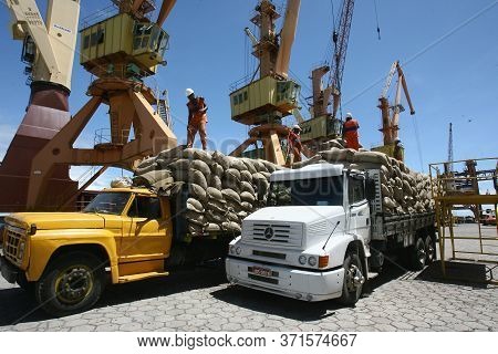 Ilheus, Bahia / Brazil - March 26, 2012: Workers Are Seen Disembarking Cocoa Beans At The Port Of Il