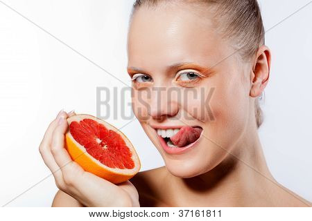 Frau mit kreativen Make-up und grapefruit