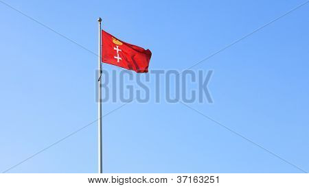 Bandera de la ciudad de Gdansk Danzig en la Polonia de fondo de cielo
