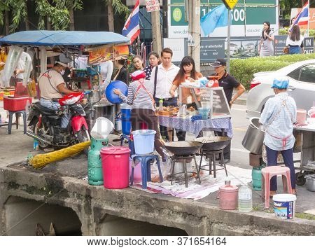Vibhavadi-rangsit Road Bangkok,thailand-18 August 2018: Office Workers Are Buying Breakfast In The M
