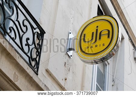 Bordeaux , Aquitaine / France - 02 20 2020 : Uja Paris Un Jour Ailleurs Shop Logo Sign Women Fashion