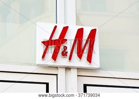 Bordeaux , Aquitaine / France - 01 15 2020 :  H&m Logo Sign Store H & M Hennes Mauritz Ab Swedish Mu
