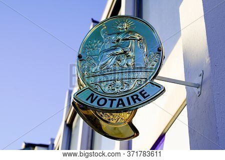 Bordeaux , Aquitaine / France - 06 06 2020 : Notaire French Sign Golden Notary Office Building