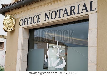 Bordeaux , Aquitaine / France - 06 06 2020 : Notary French Notaire Window Board Sign Logo Building O