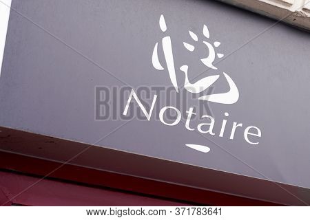 Bordeaux , Aquitaine / France - 01 09 2020 : Notary Board Sign Logo In Building Office For French No