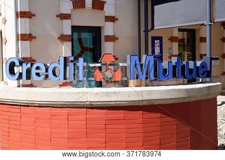 Bordeaux , Aquitaine / France - 05 05 2020 : Credit Mutuel French Bank Sign And Logo On Office Wall