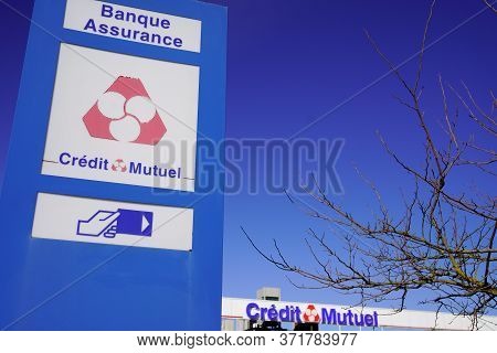 Bordeaux , Aquitaine / France - 01 22 2020 : Credit Mutuel Logo Sign French Bank Office Agency Facad