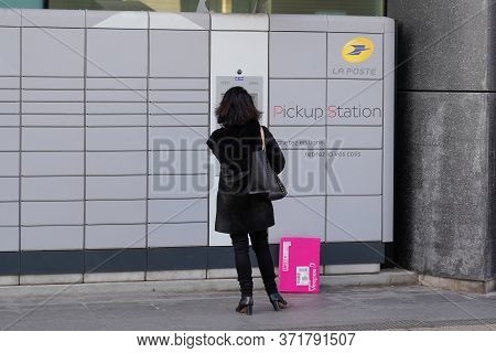 Bordeaux , Aquitaine / France - 03 03 2020 : La Poste Locker Delivery Store Self-service Delivery Lo