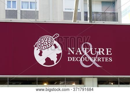 Bordeaux , Aquitaine / France - 02 15 2020 : Nature Et Decouvertes Logo Turtle Sign Store French Cha