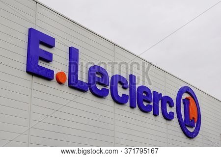 Bordeaux , Aquitaine / France - 01 15 2020 : E.leclerc Sign French Logo Supermarket Leclerc Shop Sto