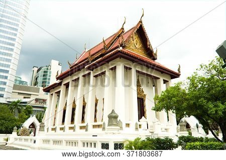 Wat Pathum Wanaram Ratchaworawihan Temple Bangkok Thailand-27 August 2018:it Is Also The Location Of