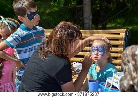 Chelyabinsk, Russia 1 June 2014 celebration of children\'s Day the artist puts the child face painting