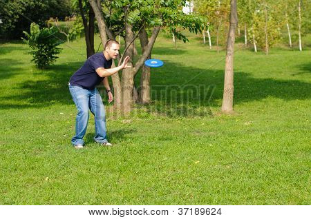 Jovem homem jogando Frisbee