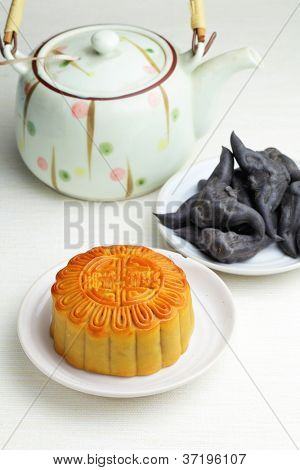 ขนมไหว้พระจันทร์พร้อมชาและแห้ว