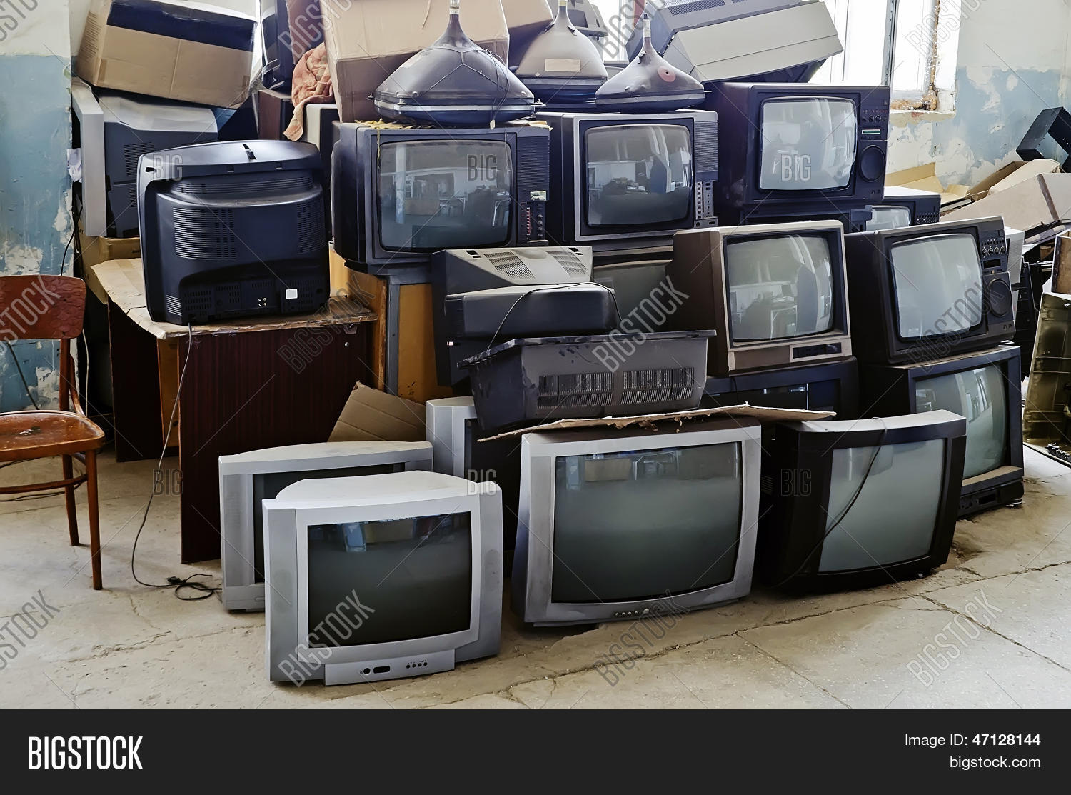 скупают старые телевизоры. скупают старые телевизоры. старый нерабочий телевизор. куча телевизоров. утилизация телевизоров с кинескопом.