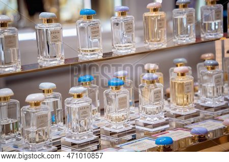 Kuala Lumpur, Malaysia - December 04, 2022: Estee Lauder Brand Retail Shop Logo Signboard On The Sto