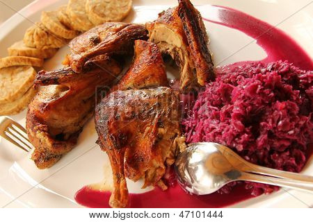 Österreichischer Küche: geröstete Ente mit Semmelknödel, süß und sauer Rotkohl