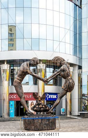 Ukraine, Khmelnytskyi, October 2022.  A Sculpture Of A Man And A Woman Holding Hands In Khmelnytskyi