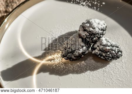 Blackberry Berries And The Reflection Of Light In A Dish With A Golden Border. Light Pattern On The 