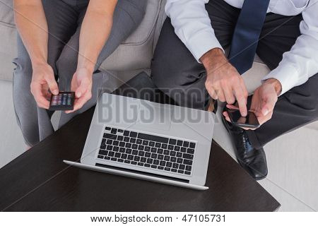 同事们在办公室中使用他们的移动电话的系统开销