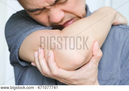 Woman Use Their Hands To Hold Their Elbows And She Had Pain At The Elbows.. Painful Health And Medic