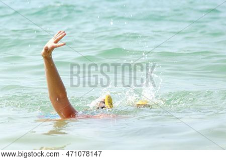 The Woman's Hand Drowned, He Lifted His Hand And Asked For Help From Drowning At The Sea.