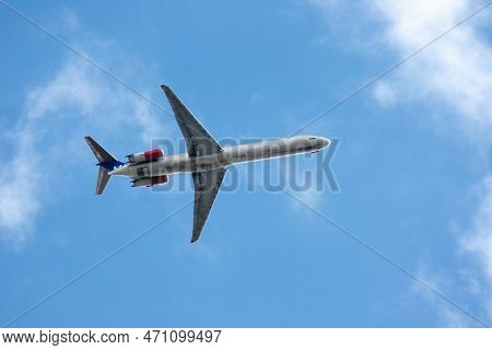 London, England - June 22 2008: Mcdonnell Douglas Md-82 From Scandinavian Airlines Heading To London