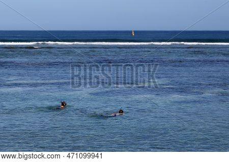 Saint-leu, La Réunion - June 15 2017: Couple Snorkeling In The Sea On The Edge Of Saint-leu Beach.