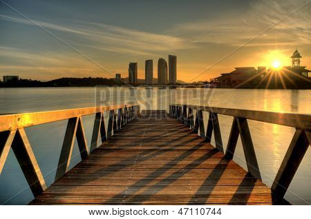 Sonnenaufgang über dem See Putrajaya, Malaysia