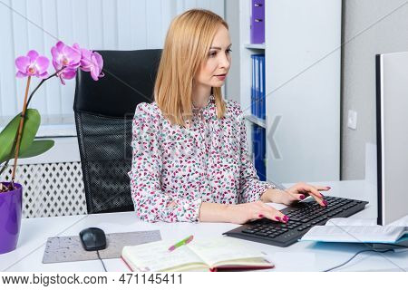 Business Woman Works In The Office. Iindependent Lady Who Studies From A Distance. Learning At Home.