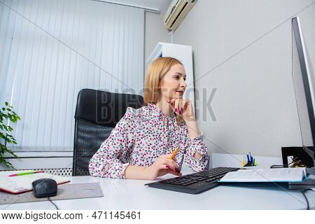 Business Woman Works In The Office. Iindependent Lady Who Studies From A Distance. Learning At Home.
